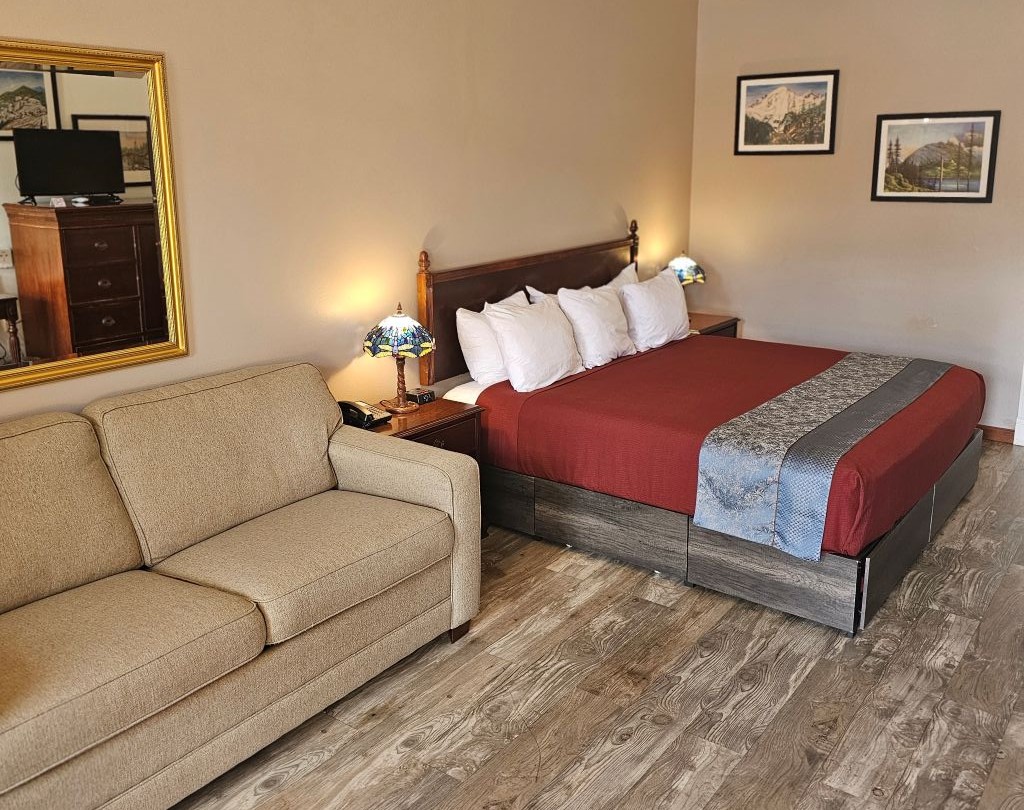 King Bed with Couch<br />
