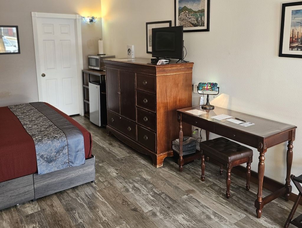Desk and cabinet in the double queen room<br />
