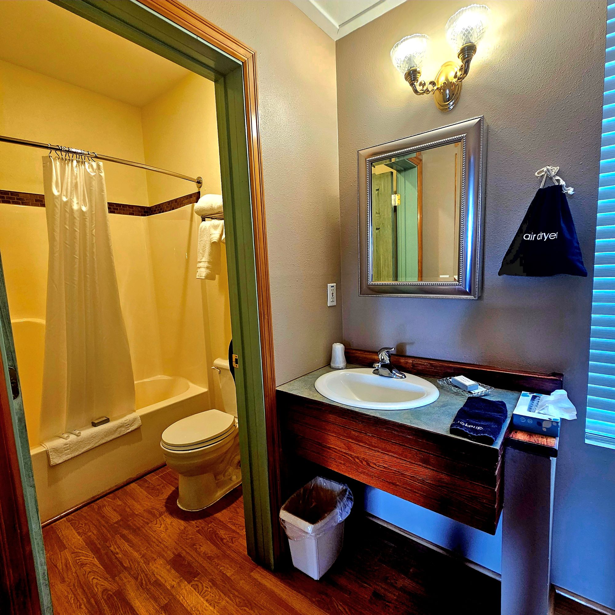 Kitchenette Bathroom<br />
