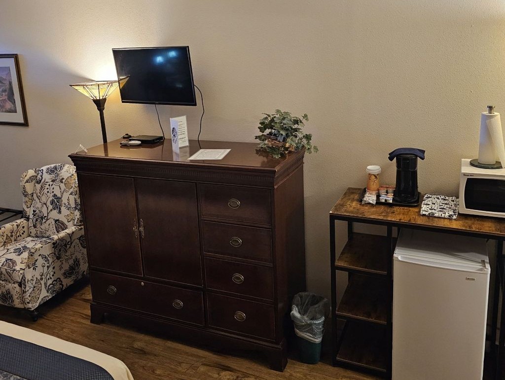 Dresser, cabinet and fridge